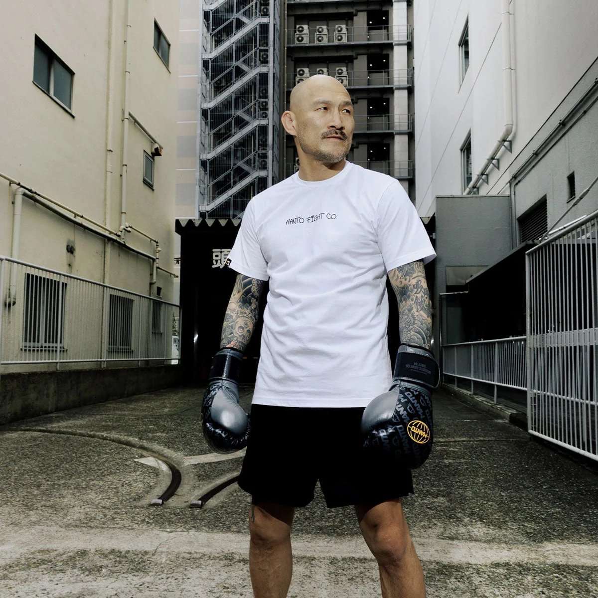 Camiseta Manto x KTOF Gloves Blanco  - Image 6