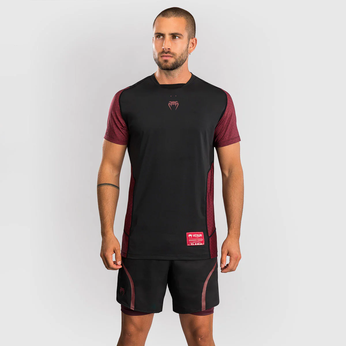 Camiseta Venum Assassin's Creed Shadows Dry Tech Rojo-negro  - Image 2