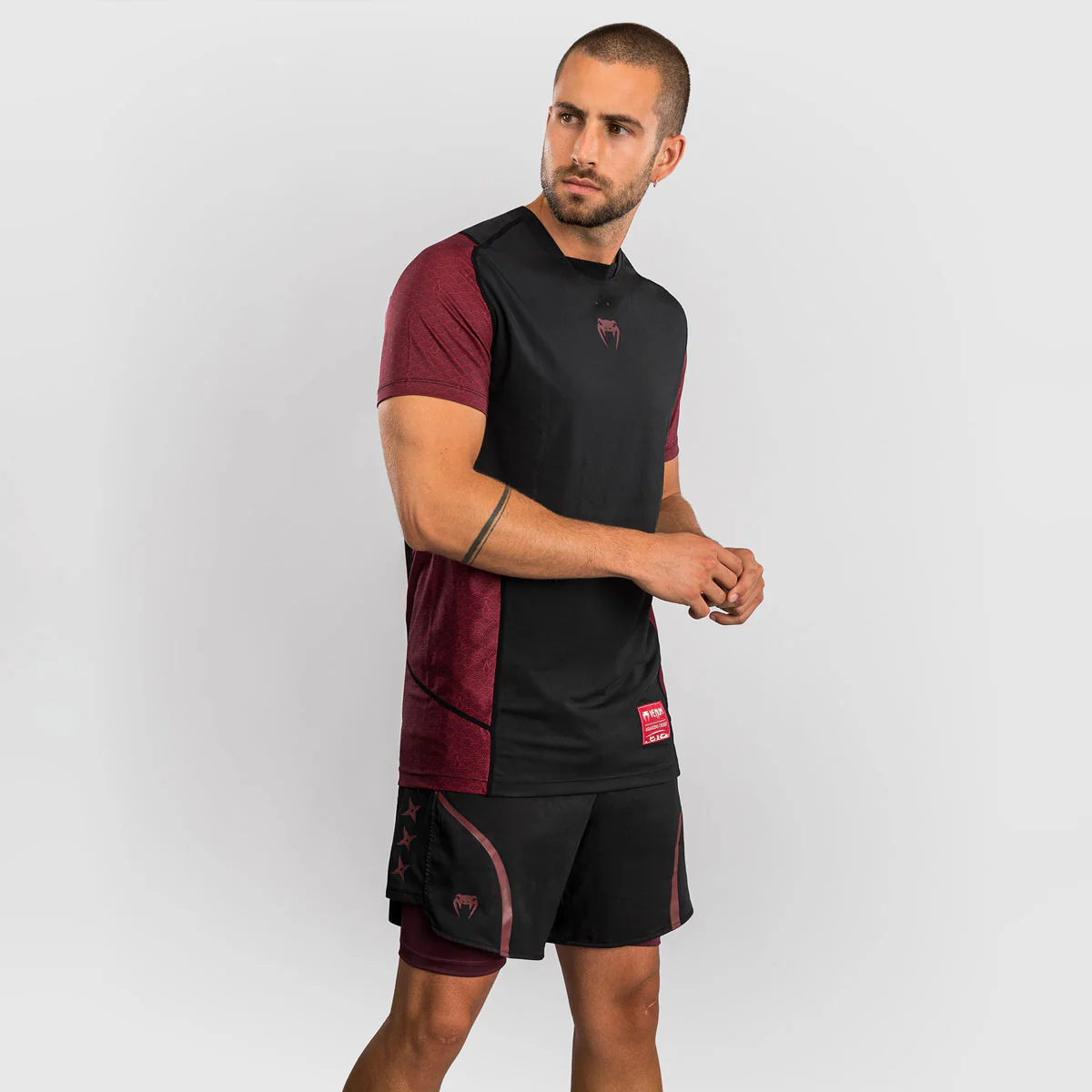 Camiseta Venum Assassin's Creed Shadows Dry Tech Rojo-negro  - Image 3
