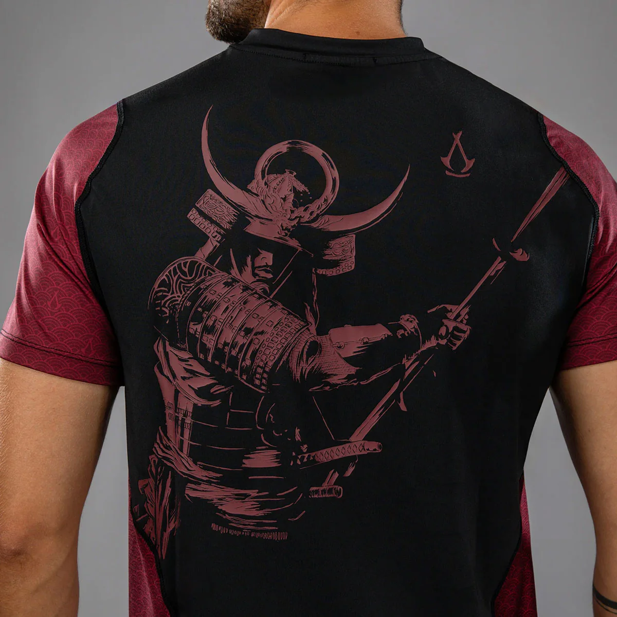 Camiseta Venum Assassin's Creed Shadows Dry Tech Rojo-negro  - Image 4