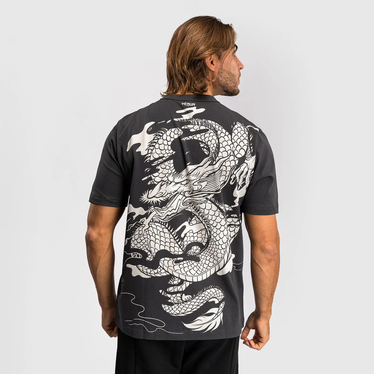 Camiseta Venum Vuelo del Dragón Gris  - Image 2