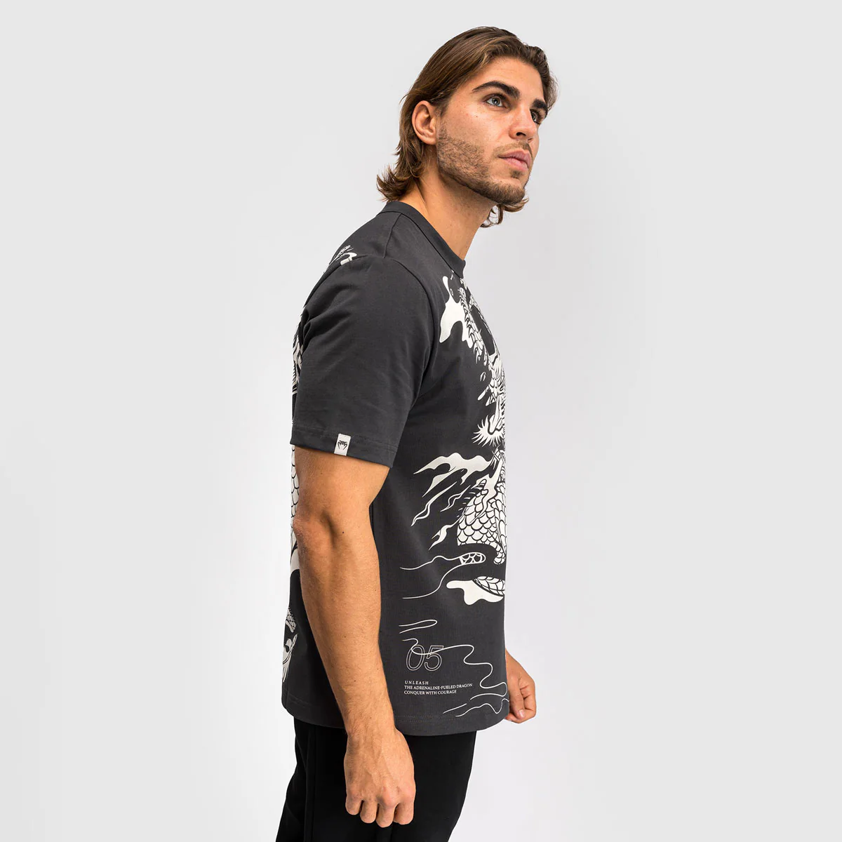 Camiseta Venum Vuelo del Dragón Gris  - Image 3