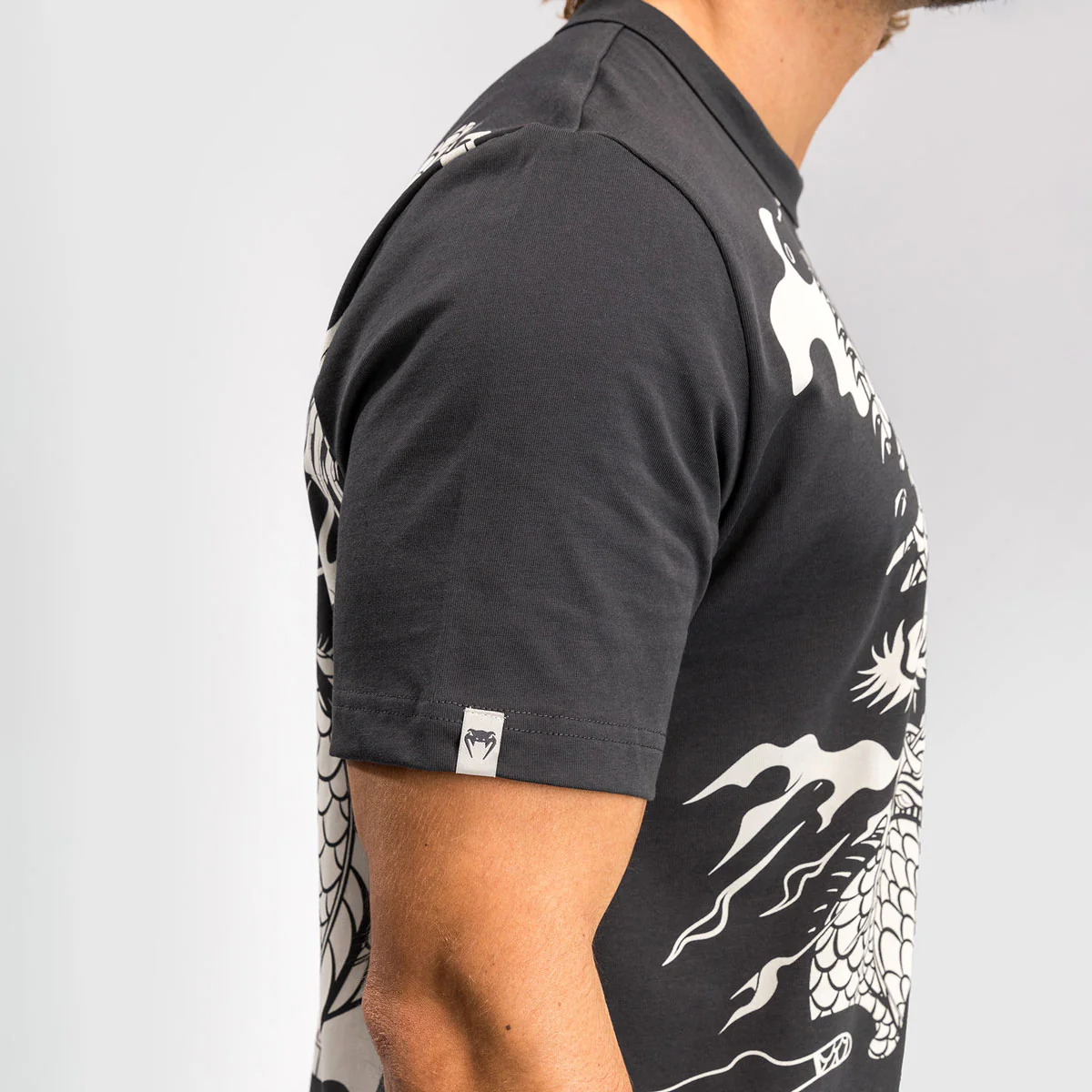 Camiseta Venum Vuelo del Dragón Gris  - Image 4