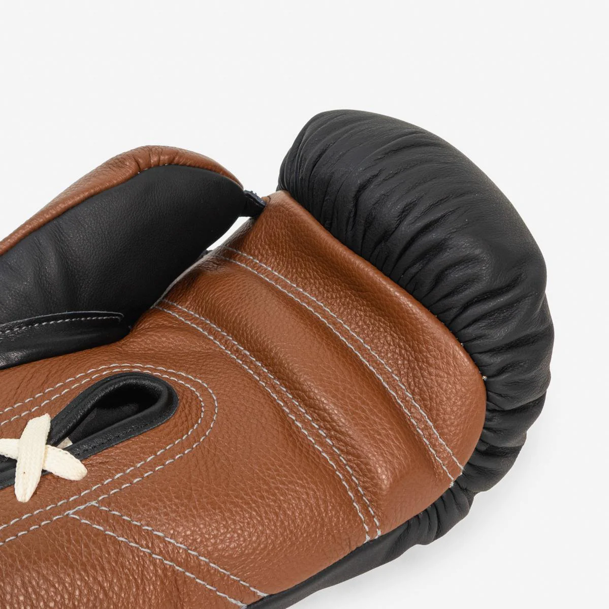 Guantes de boxeo Di Nardo con Cordones 18 Oz Negro-marrón  - Image 9