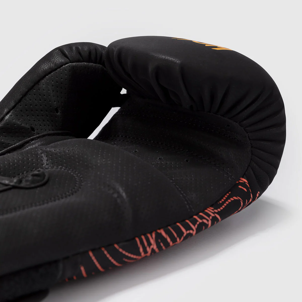Guantes de boxeo Venum Quetzal Fury Negro-rojo  - Image 4