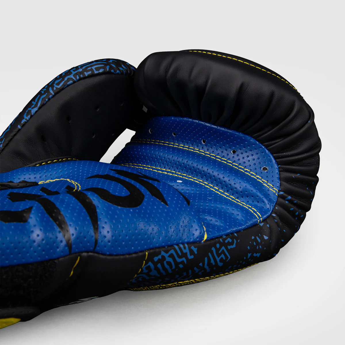 Guantes de boxeo Venum Tekken 8 King Negro-amarillo  - Image 6