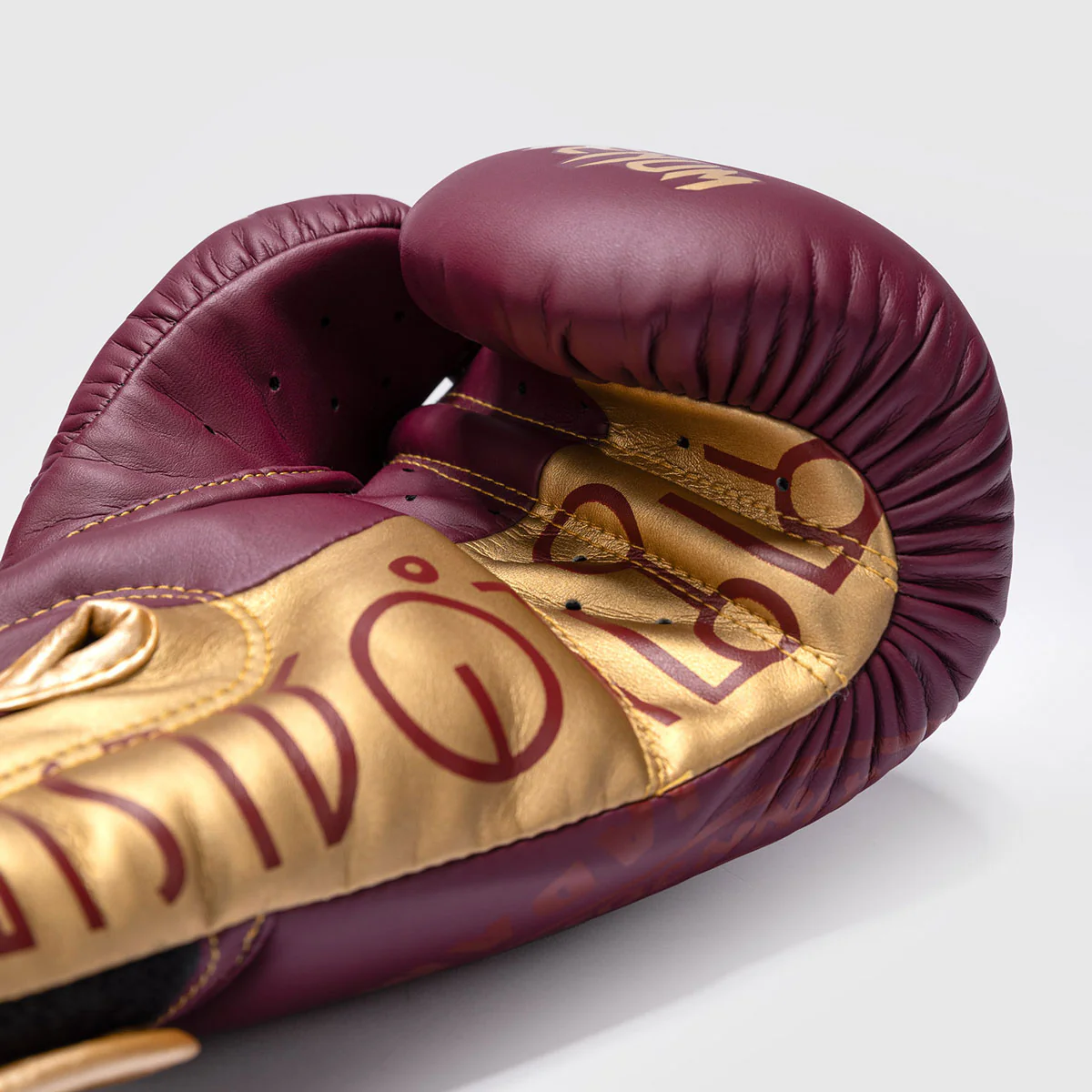 Guantes de boxeo Venum x Rajadamnern Rojo  - Image 5