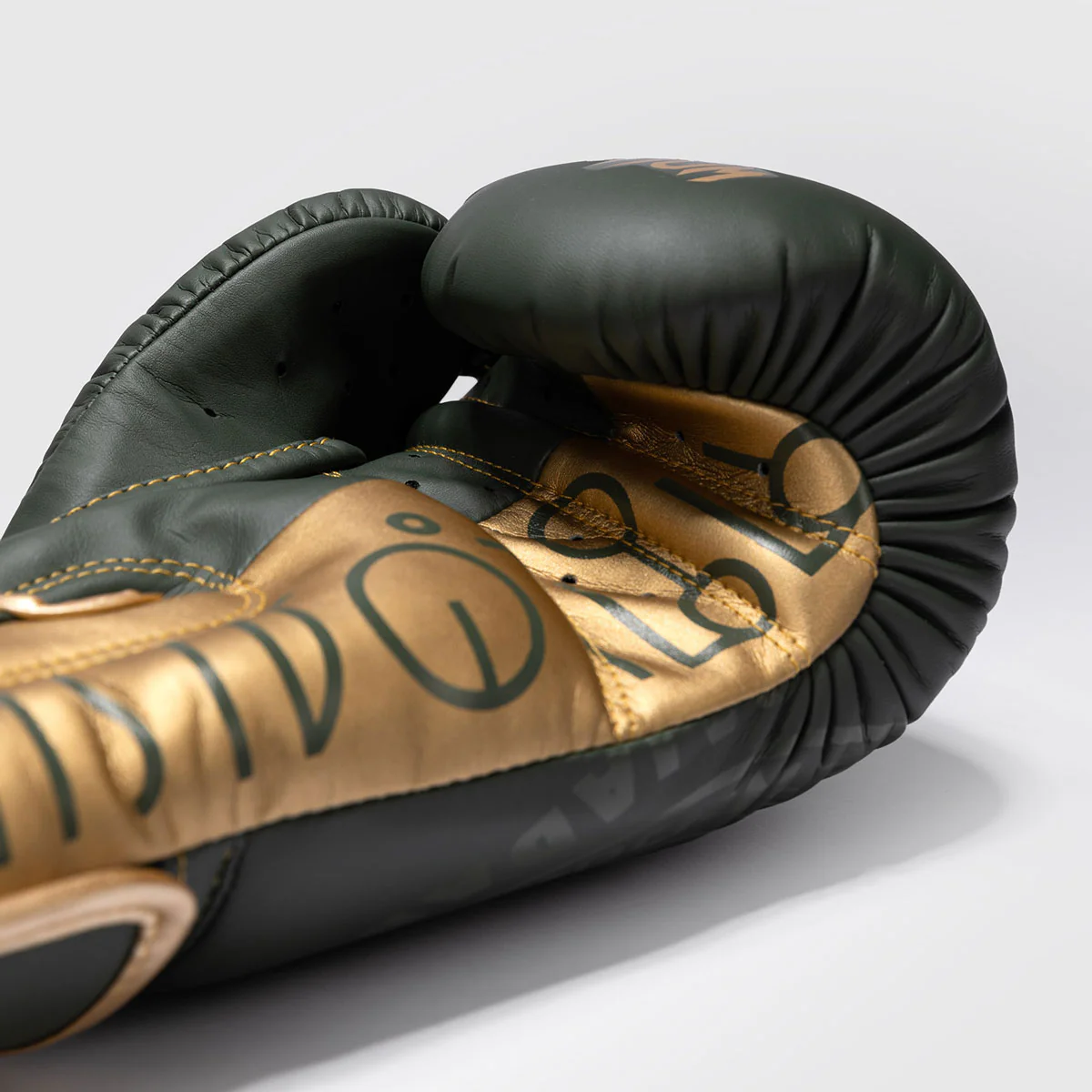 Guantes de boxeo Venum x Rajadamnern Verde  - Image 4