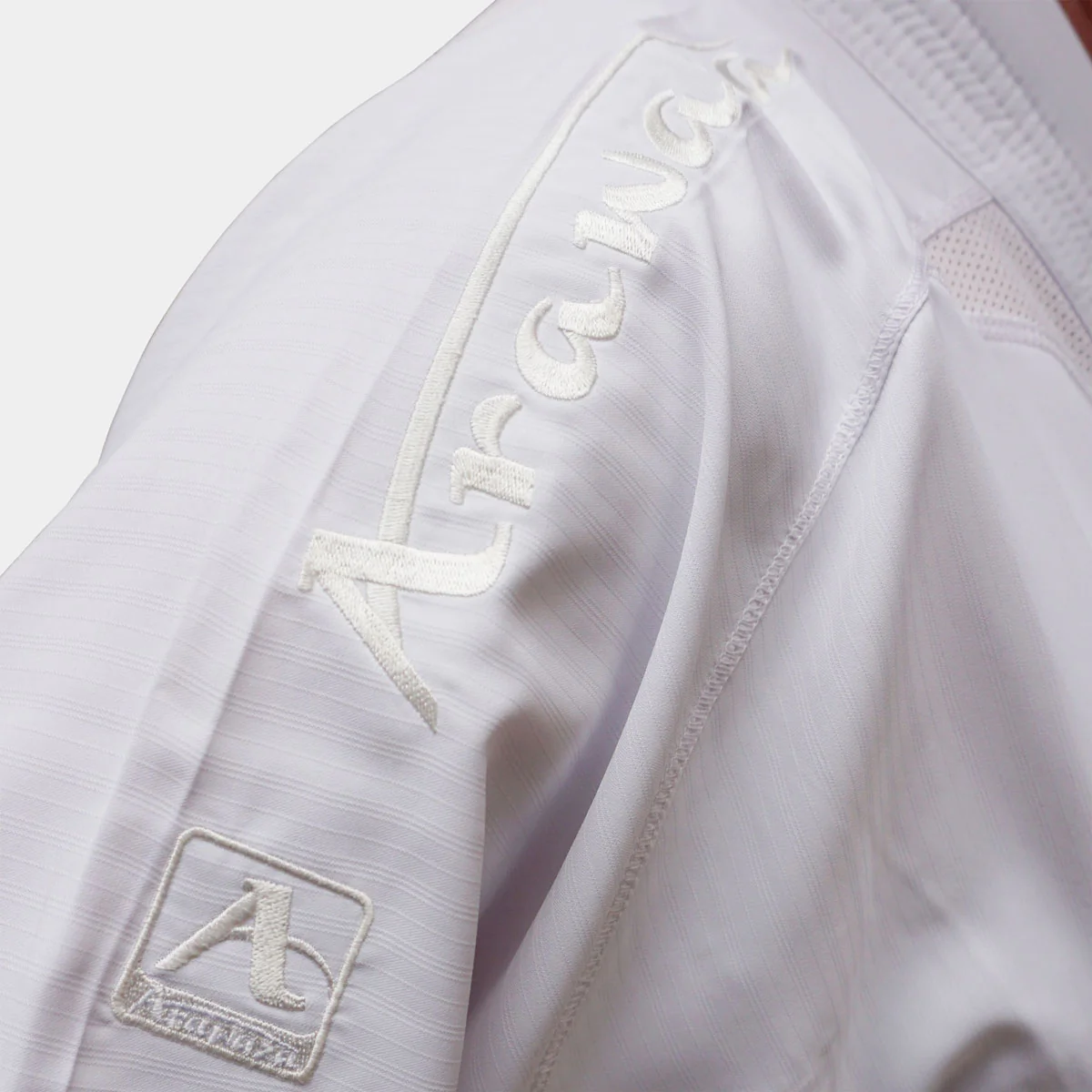 Karategui Arawaza Kumite Deluxe Evo WKF bordado blanco - Image 3