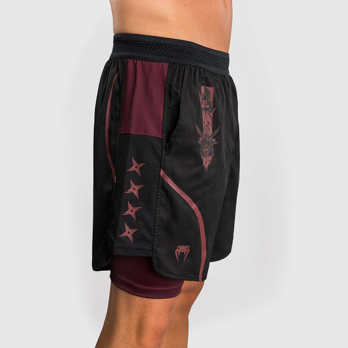 Pantalones cortos de entrenamiento Venum Assassin's Creed Shadows Rojo-negro  - Image 5