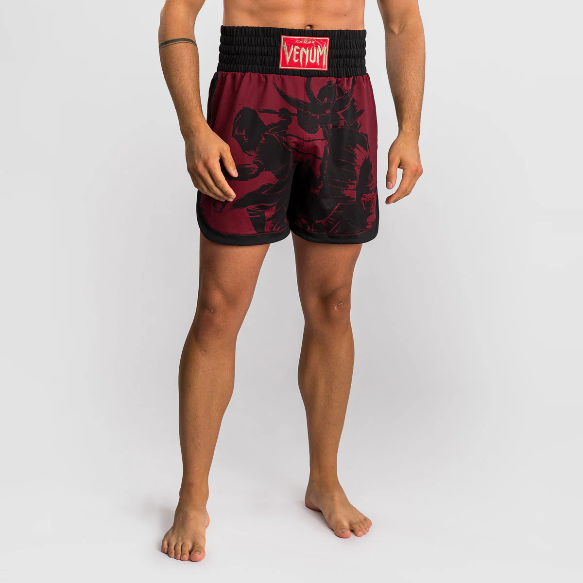 Pantalones cortos kick-tailandés Venum Assassin's Creed Shadows Rojo-negro 