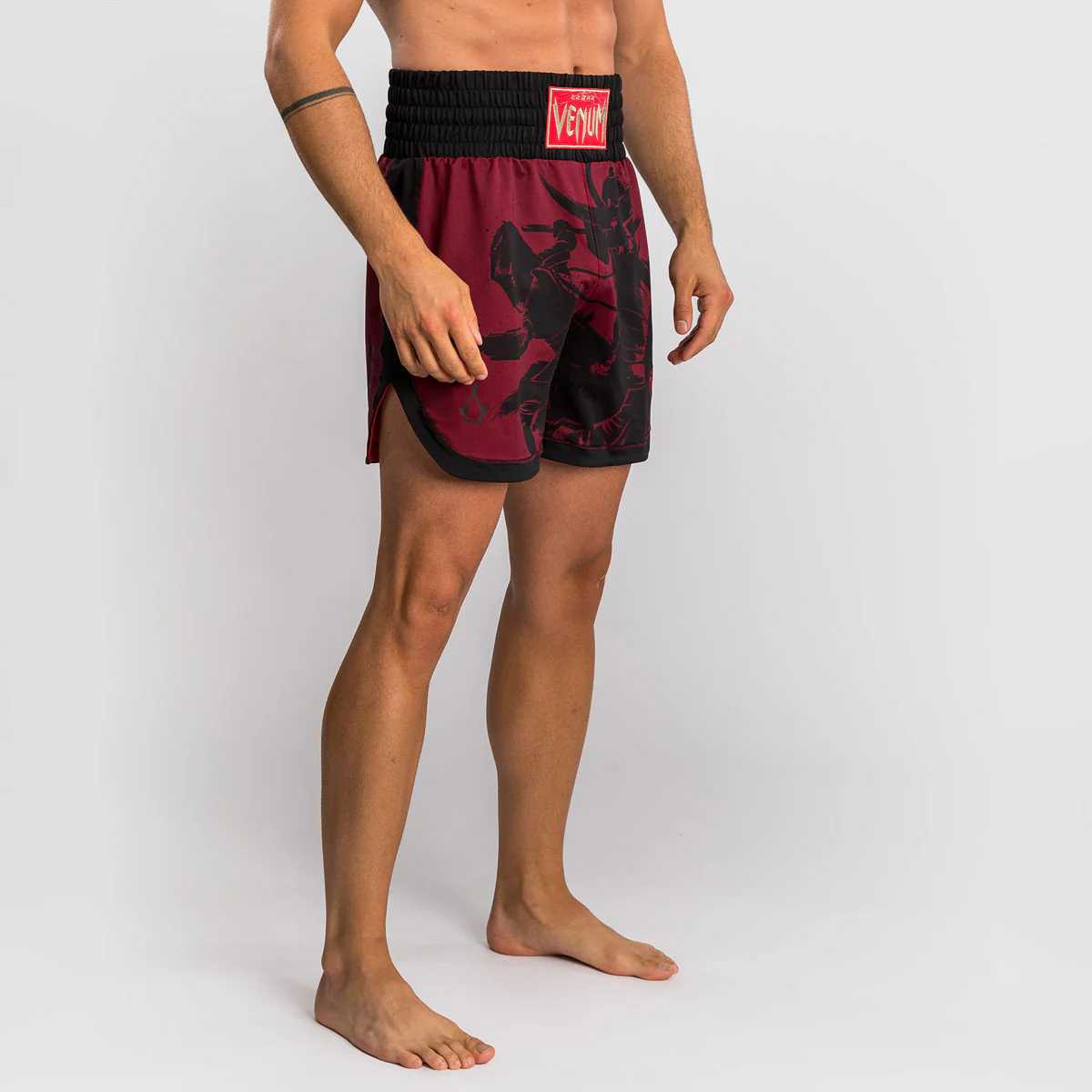 Pantalones cortos kick-tailandés Venum Assassin's Creed Shadows Rojo-negro  - Image 2
