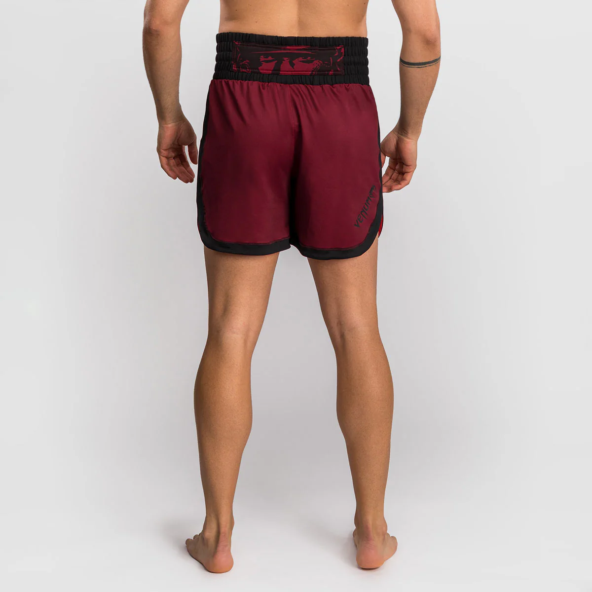 Pantalones cortos kick-tailandés Venum Assassin's Creed Shadows Rojo-negro  - Image 3