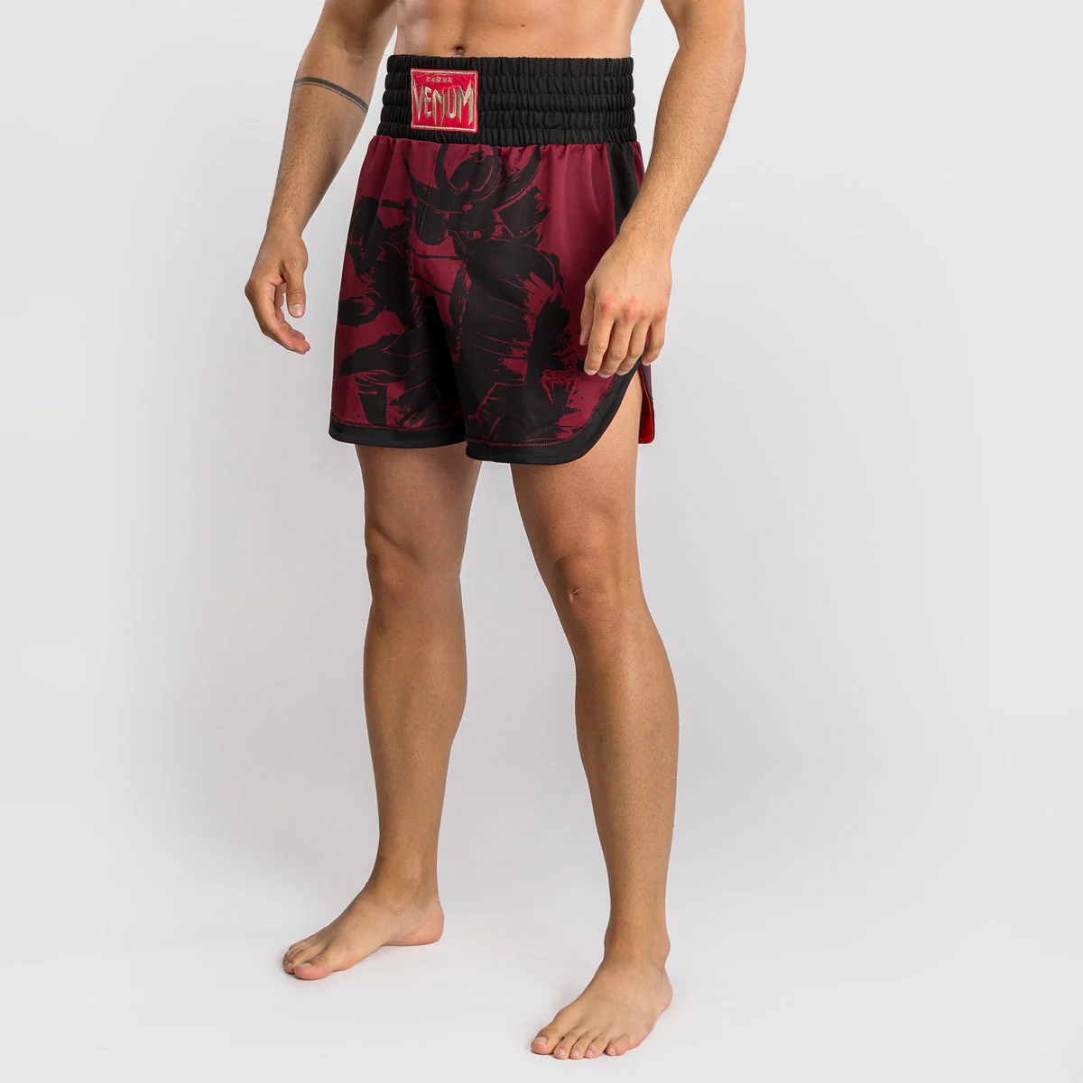 Pantalones cortos kick-tailandés Venum Assassin's Creed Shadows Rojo-negro  - Image 4
