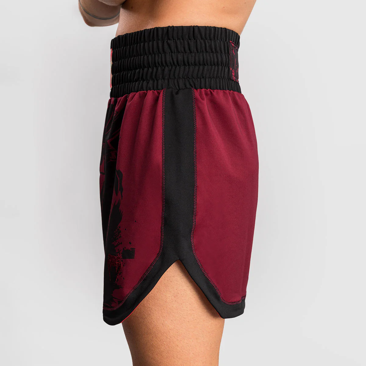 Pantalones cortos kick-tailandés Venum Assassin's Creed Shadows Rojo-negro  - Image 5