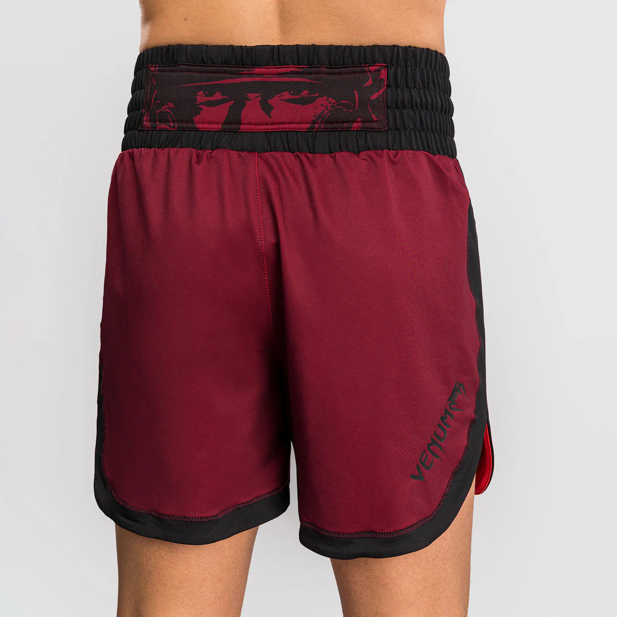 Pantalones cortos kick-tailandés Venum Assassin's Creed Shadows Rojo-negro  - Image 6