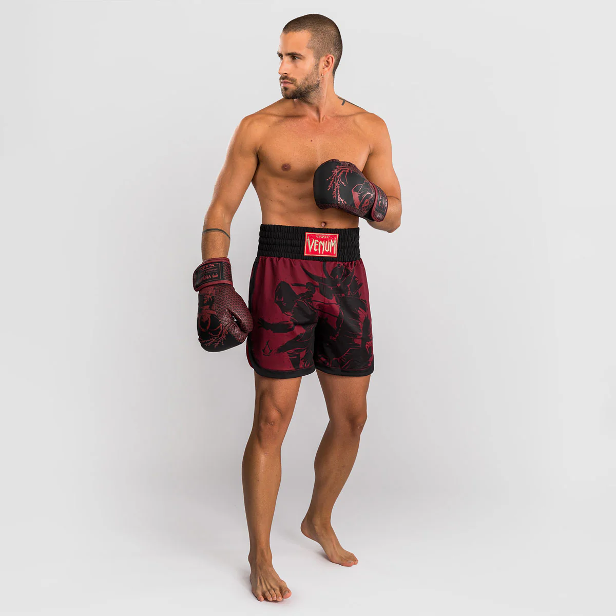 Pantalones cortos kick-tailandés Venum Assassin's Creed Shadows Rojo-negro  - Image 7
