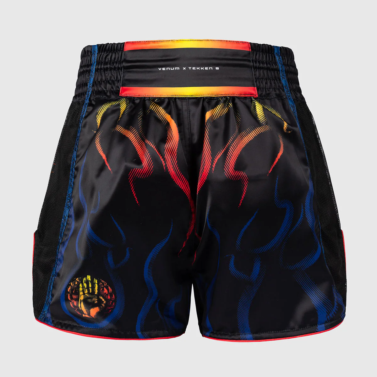 Pantalones cortos kick-tailandés Venum Tekken 8 Yoshimitsu Negro-naranja  - Image 3