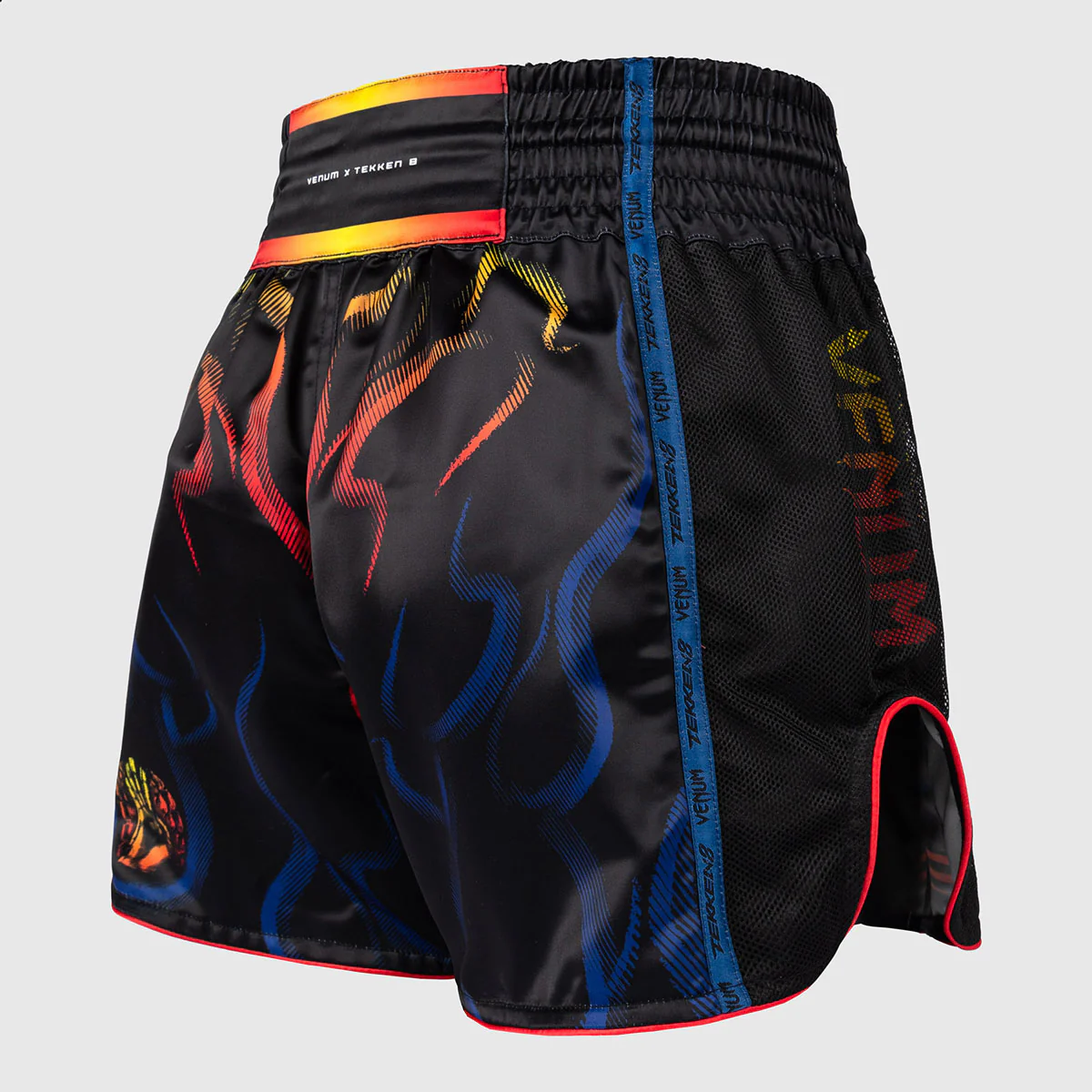 Pantalones cortos kick-tailandés Venum Tekken 8 Yoshimitsu Negro-naranja  - Image 4