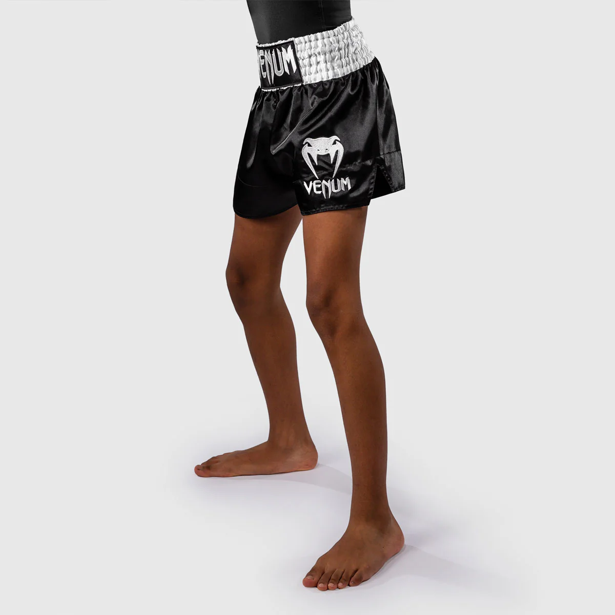 Pantalones cortos Niño kick-thai Venum Classic Negro-blanco - Image 3