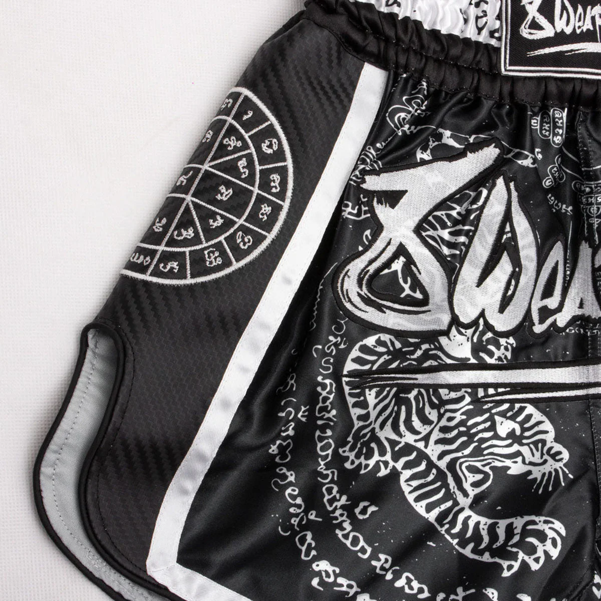 Pantalones kick-thai 8 Weapons Carbon Sak Yant Tigers  - Image 3