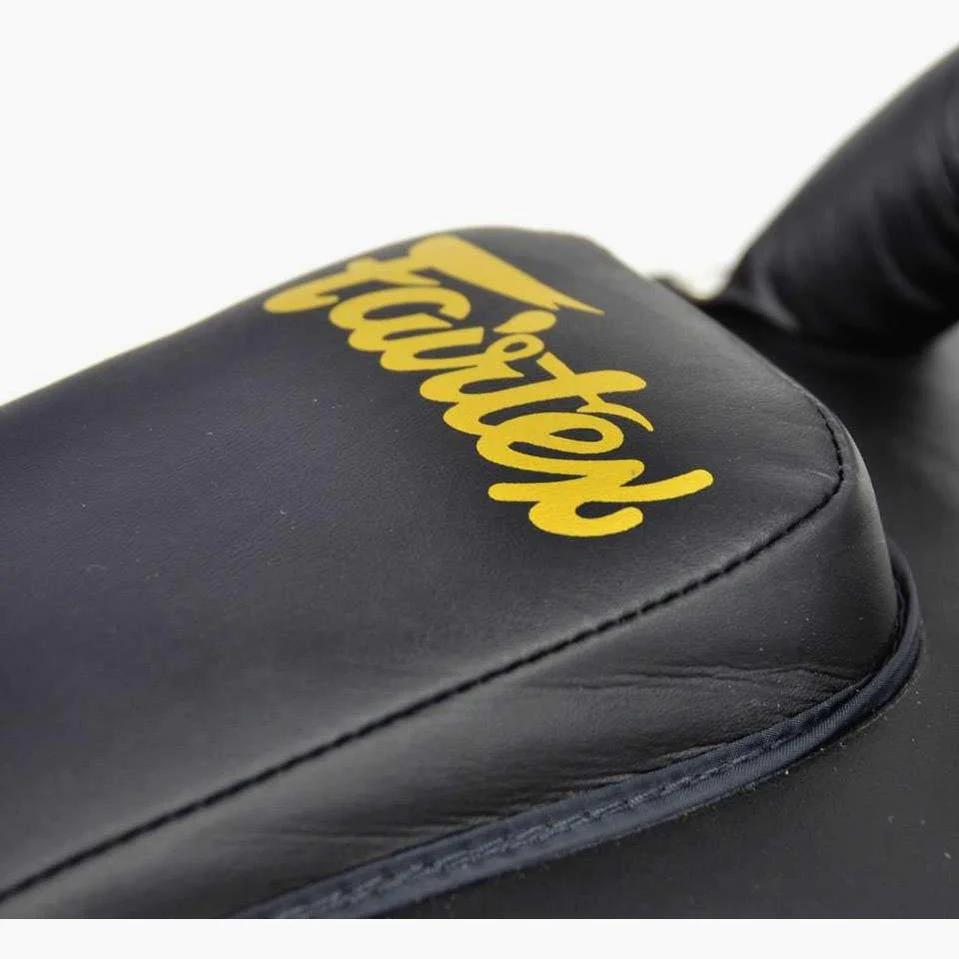 Pao Fairtex Microfibra Curvada Pequeña KPLC6 Negro-oro  - Image 7