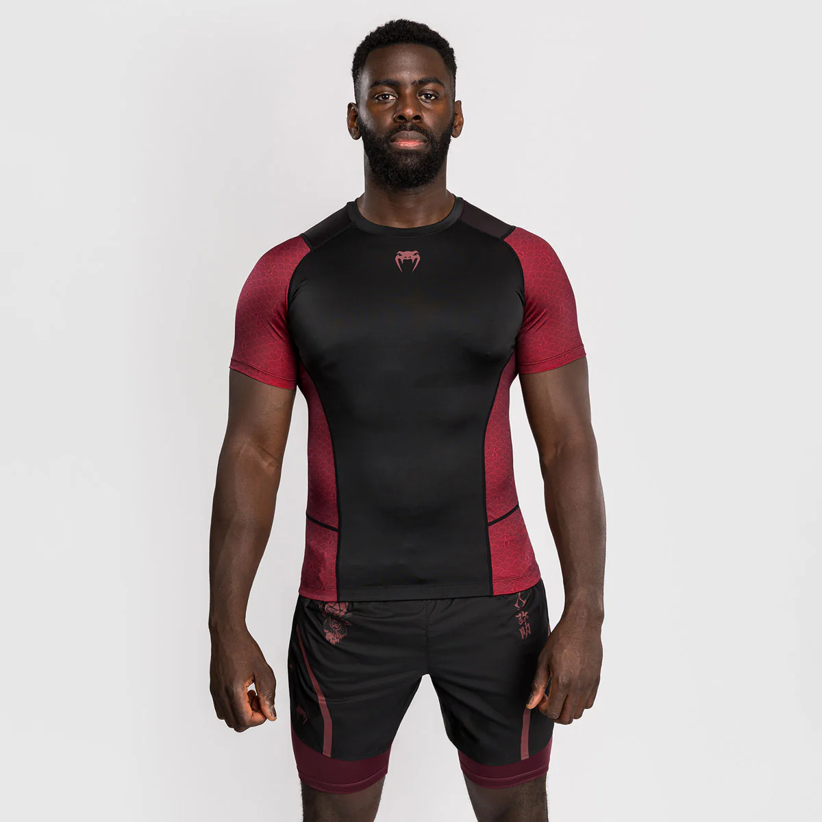 Rashguard Venum Assassin's Creed Shadows mangas cortas Rojo-negro - Image 2