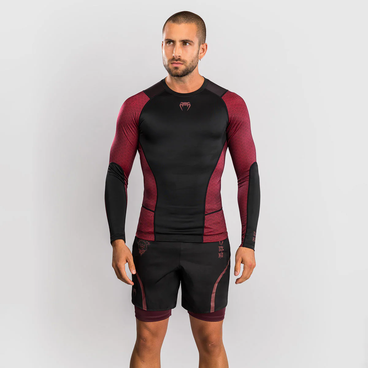 Rashguard Venum Assassin's Creed Shadows mangas largas Rojo-negro  - Image 2