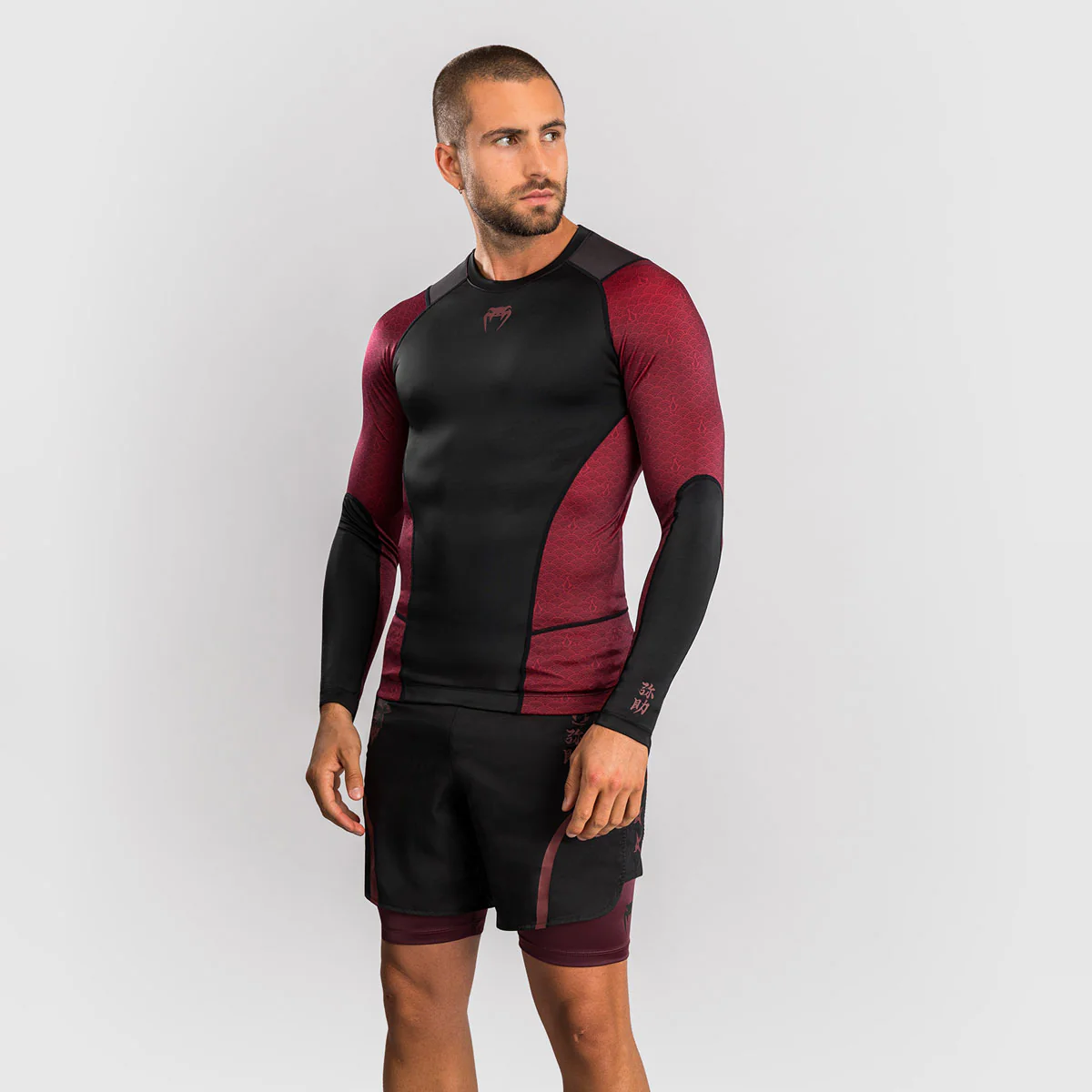 Rashguard Venum Assassin's Creed Shadows mangas largas Rojo-negro  - Image 3