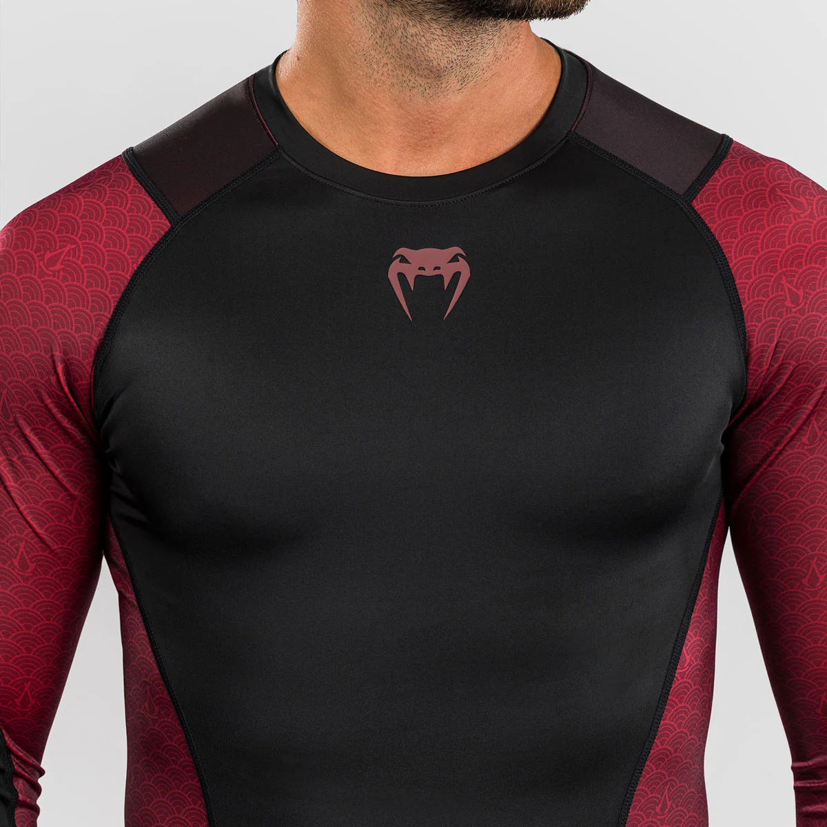 Rashguard Venum Assassin's Creed Shadows mangas largas Rojo-negro  - Image 4