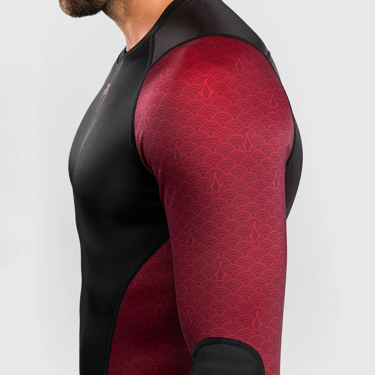 Rashguard Venum Assassin's Creed Shadows mangas largas Rojo-negro  - Image 5