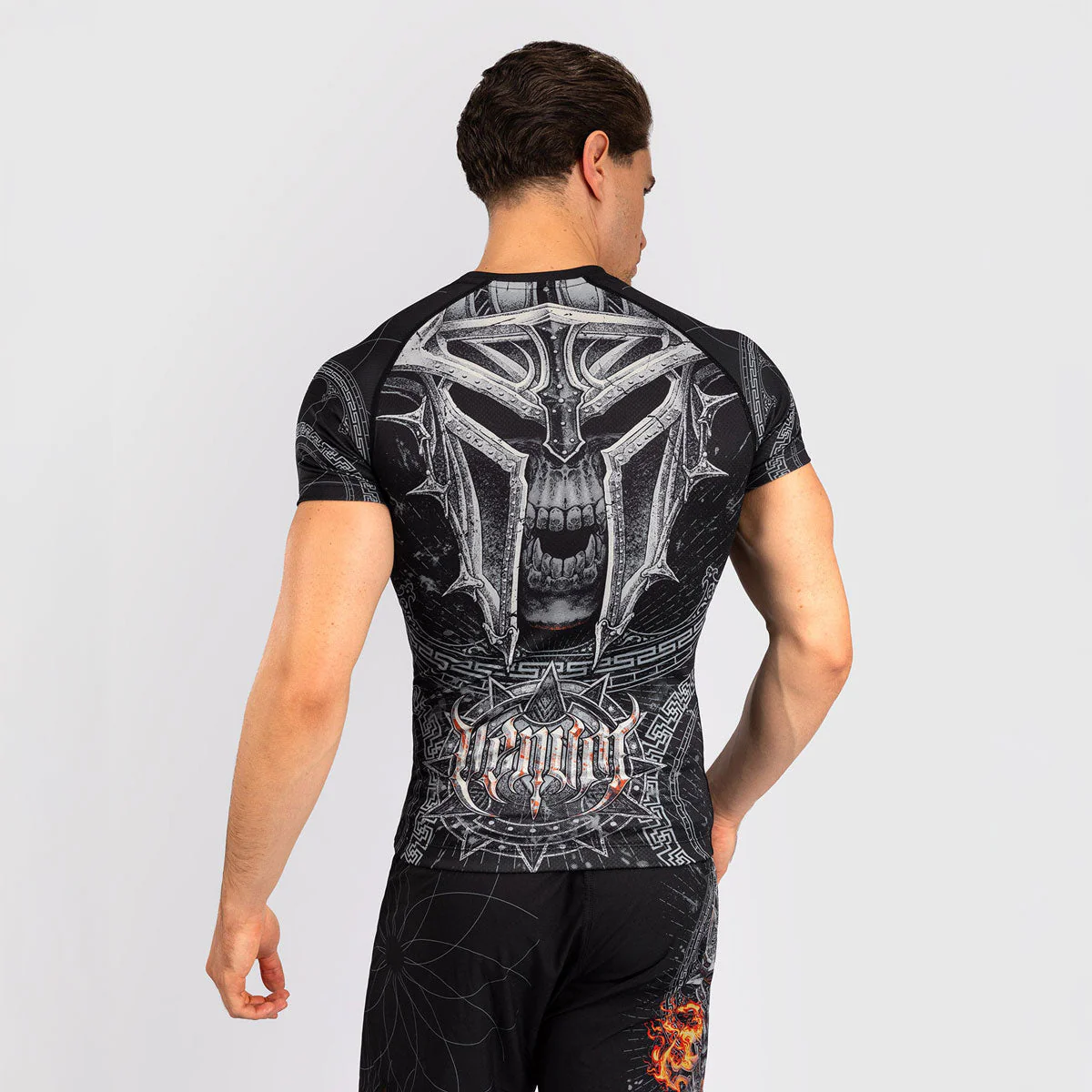 Rashguard Venum Gladiator 5.0 mangas cortas Negro-Plata - Image 3