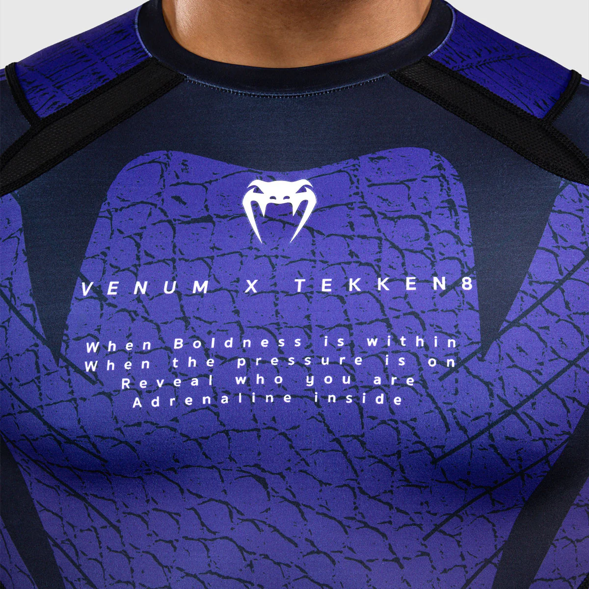 Rashguard Venum Tekken 8 Kazuya mangas largas Negro-violeta  - Image 5