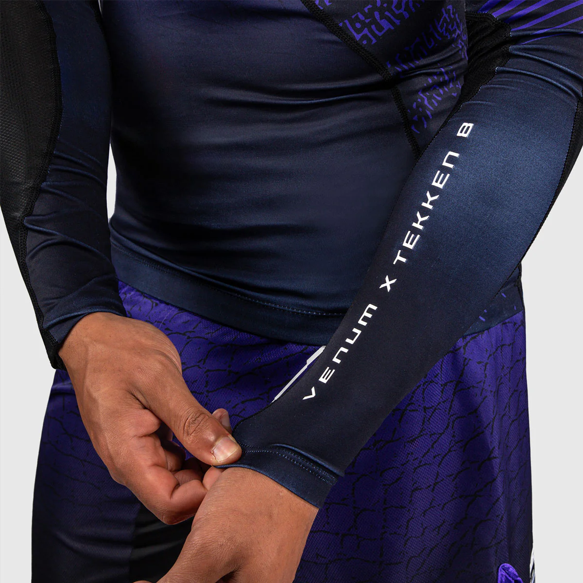 Rashguard Venum Tekken 8 Kazuya mangas largas Negro-violeta  - Image 8