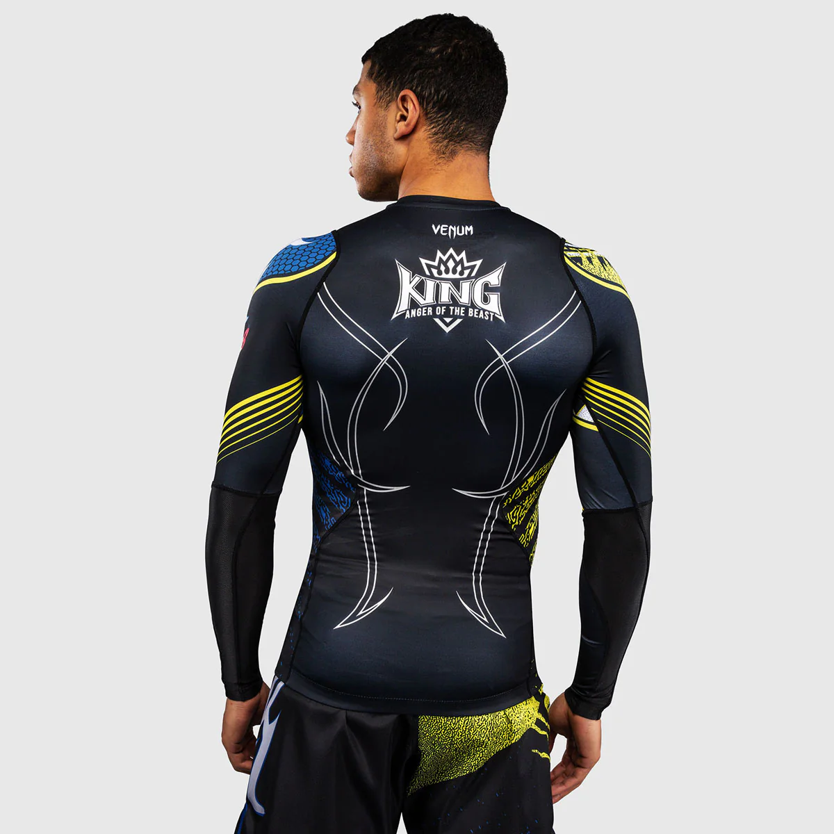 Rashguard Venum Tekken 8 King mangas largas Negro-amarillo  - Image 3