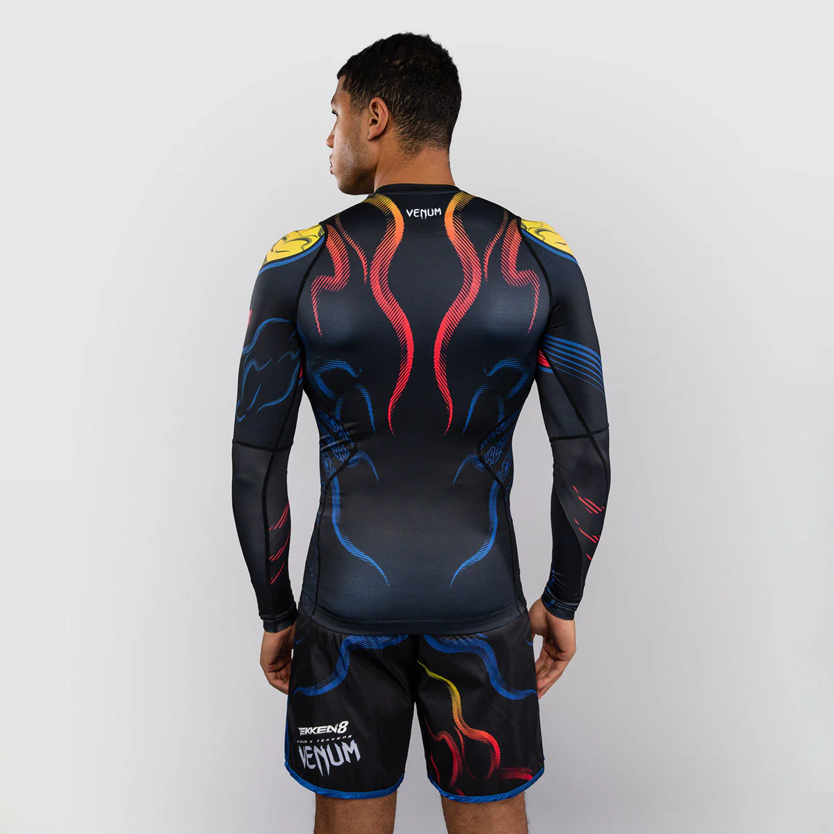 Rashguard Venum Tekken 8 Yoshimitsu mangas largas Negro-naranja - Image 4
