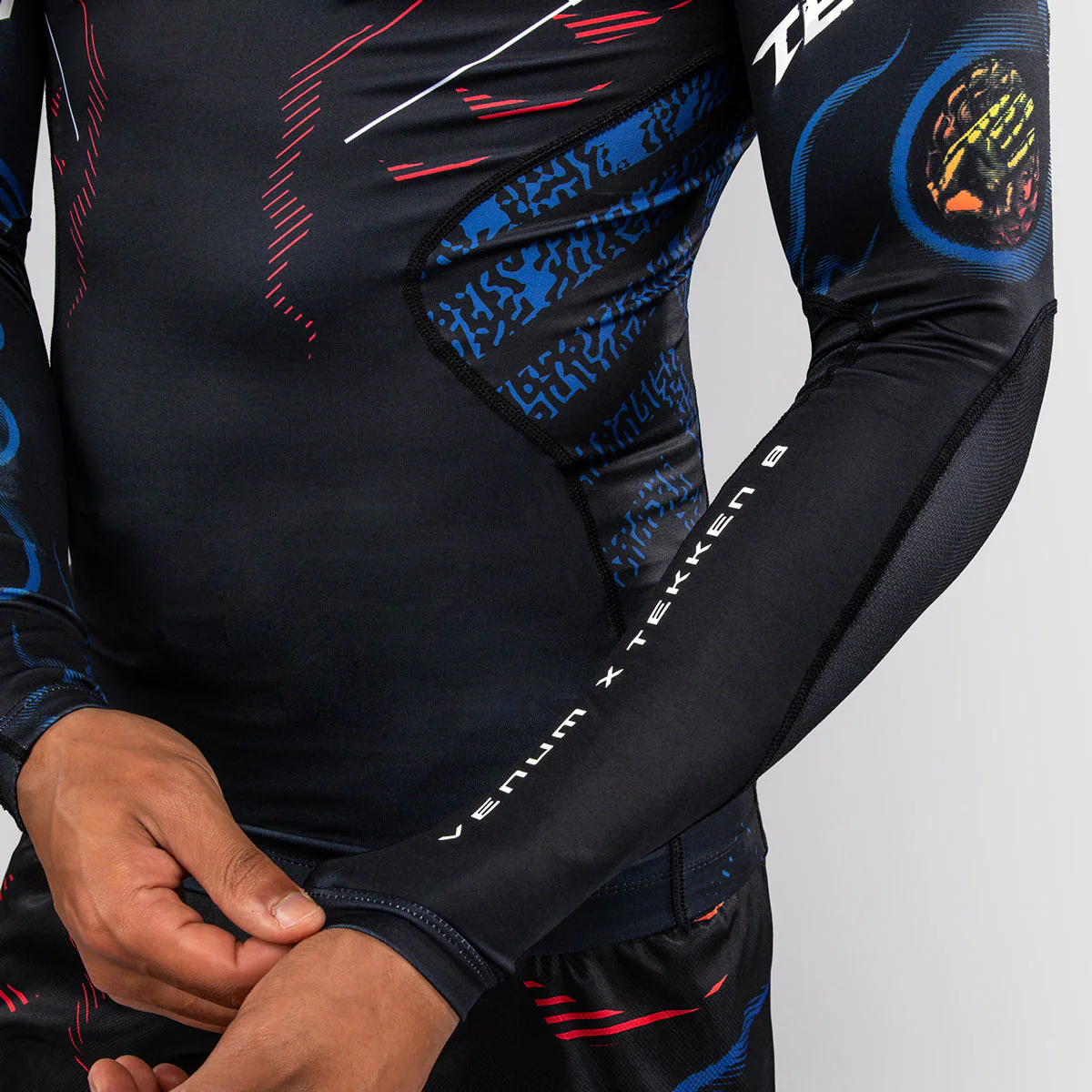 Rashguard Venum Tekken 8 Yoshimitsu mangas largas Negro-naranja - Image 6